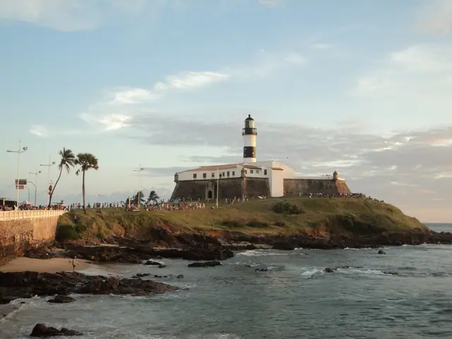 Farol da Barra, em Salvador, com o mar batendo nas pedras