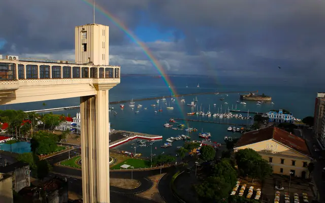 Elevador Lacerda e a Baía de Todos-os-Santos, em Salvador, com arco-íris